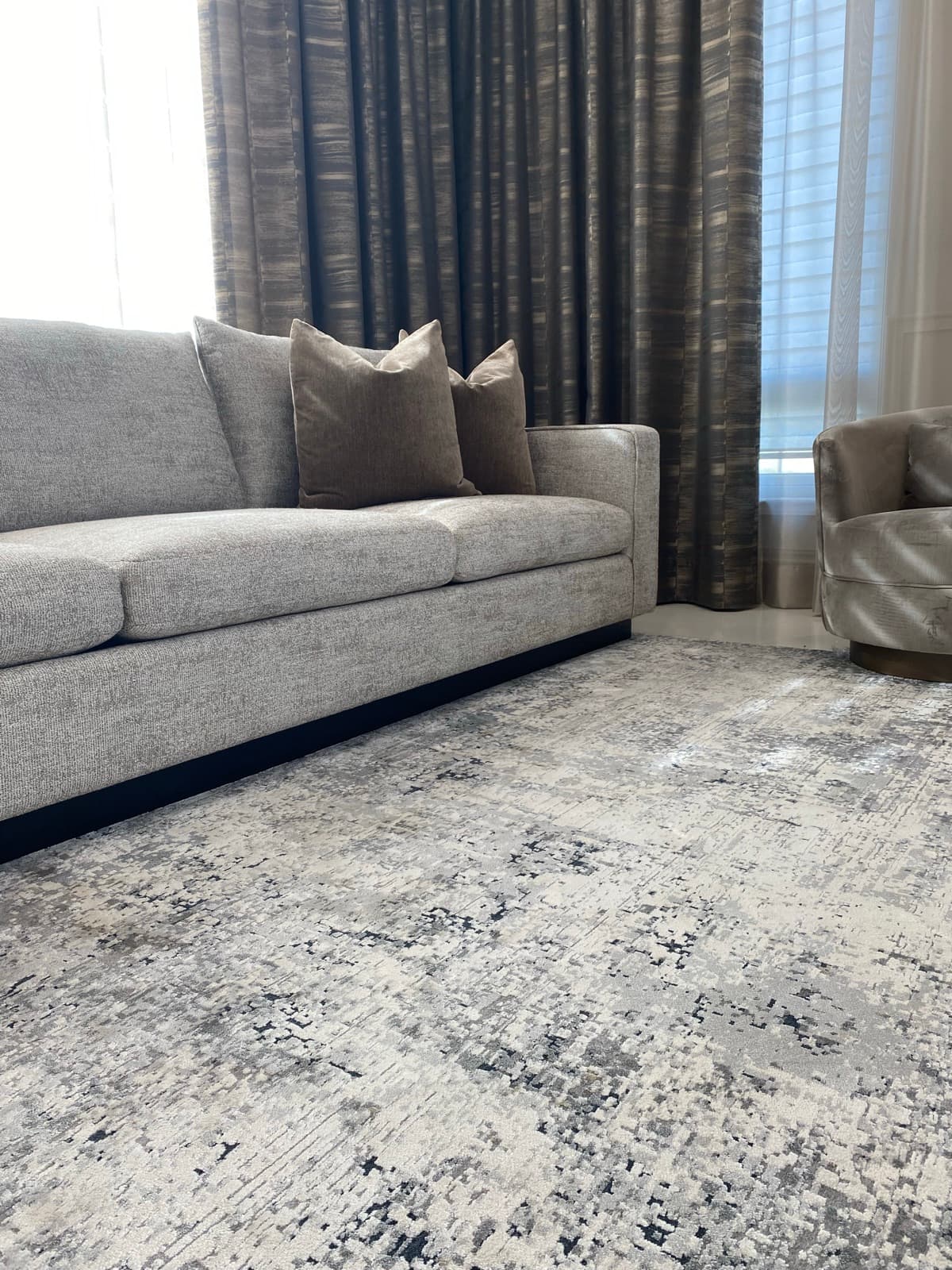 Radial Estudio — interior con muro de mármol